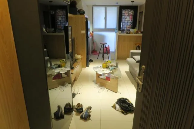 謝辰陽選擇在套房燒炭輕生，屋內看得出他最後的生活頗為凌亂、潦倒。翻攝畫面