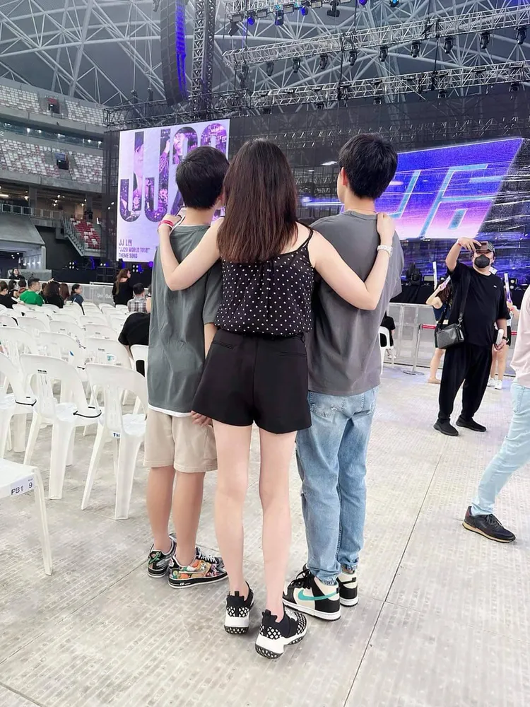 何如芸10月中飛去新加坡和兩個兒子相聚。翻攝何如芸臉書