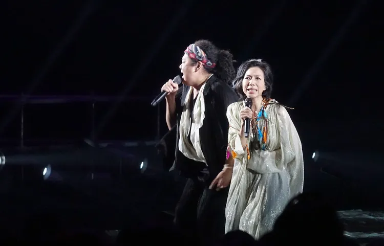 萬芳唱到一半，好友巴奈衝上台合唱。朱世閎攝