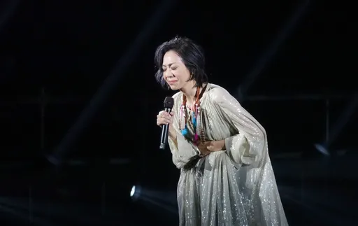 萬芳唱到胃痛癱坐舞台脫口「馬的」　《猜心》才唱3句喊卡「她」突然衝上台