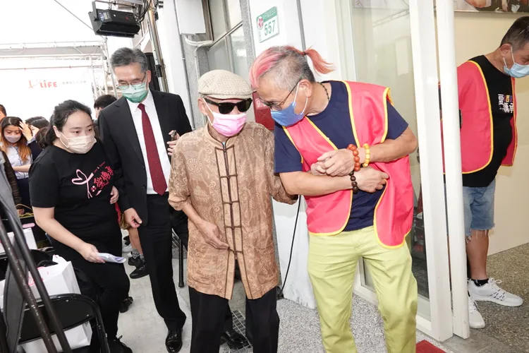 李炳輝(右二)需要人攙扶，但仍是想要接尾牙演出。陳德興攝