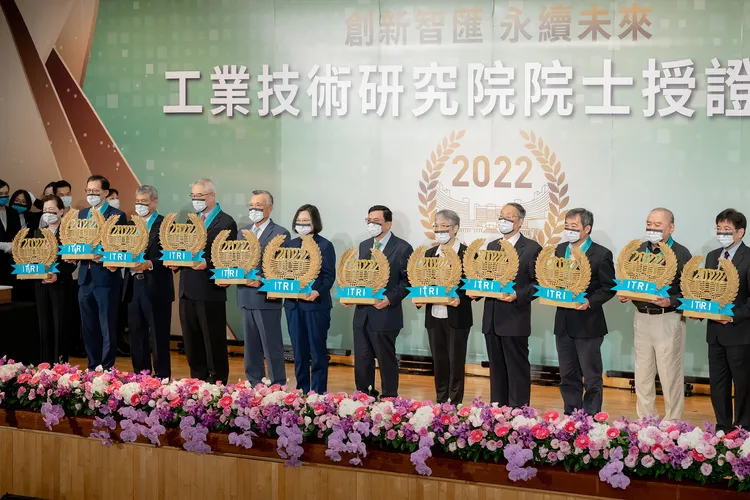 蔡英文與現場貴賓一同啟動儀式。總統府提供