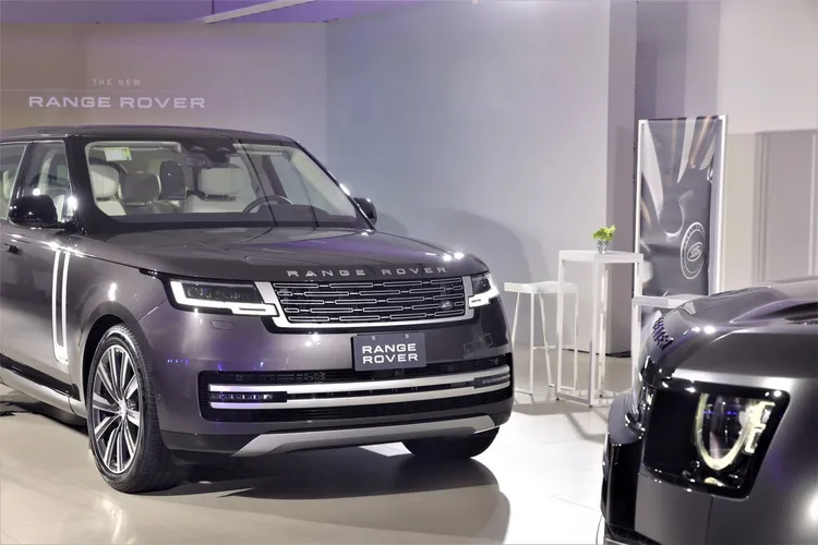 週年慶公益演唱會現場同步展演豪華休旅王者 The New Range Rover。業者提供
