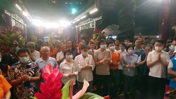 對於全台只有19間宫廟領有旨令的說法，鎮瀾宮不回應，圖為鎮瀾宮大甲媽出巡回鑾畫面。讀者提供