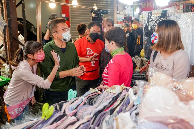 蔡其昌今天一早就前往豐原市長請託拜票。蔡其昌競總提供