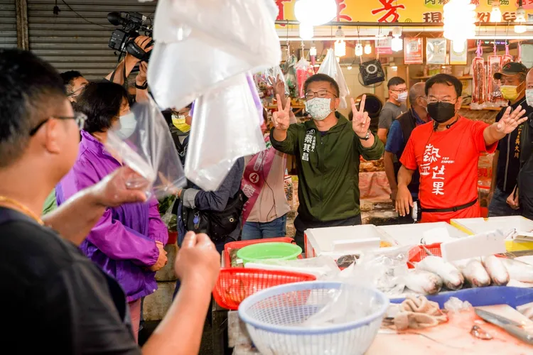 蔡其昌希望盧秀燕參加非官方的政見辯論，讓兩人的政見攤在陽光下給選民做選擇。蔡其昌競總提供