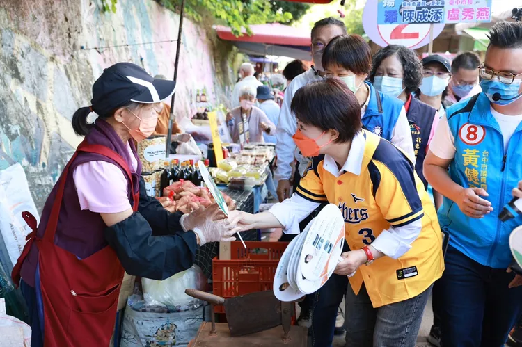 盧秀燕今天一早到大坑步道送登山山友跟攤商扇子，爭取選民支持。盧秀燕競總提供