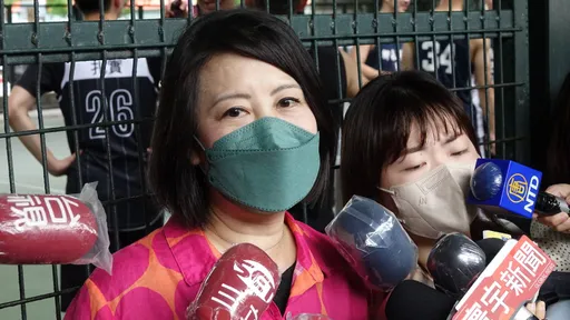 徐巧芯緊咬陳時中「伸鹹豬手」 綠委轟:選舉選到走火入魔