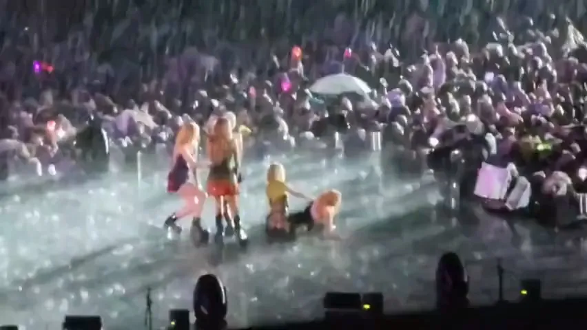 暴雨讓整個舞台上都是積水。