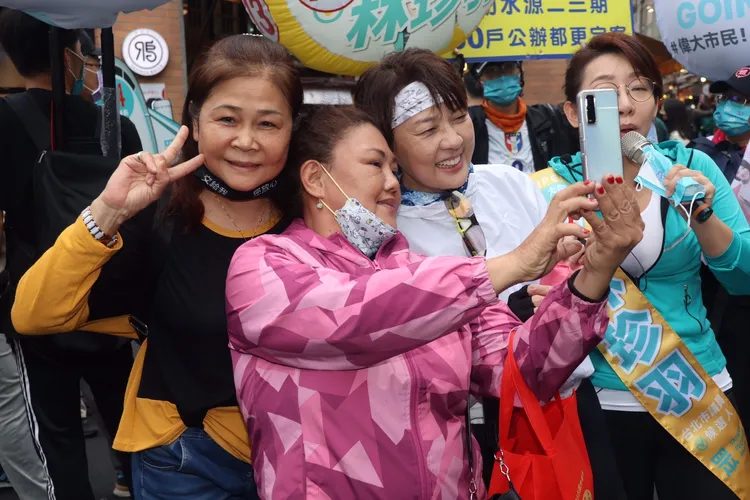 現場支持者熱情合照。彭欣偉攝