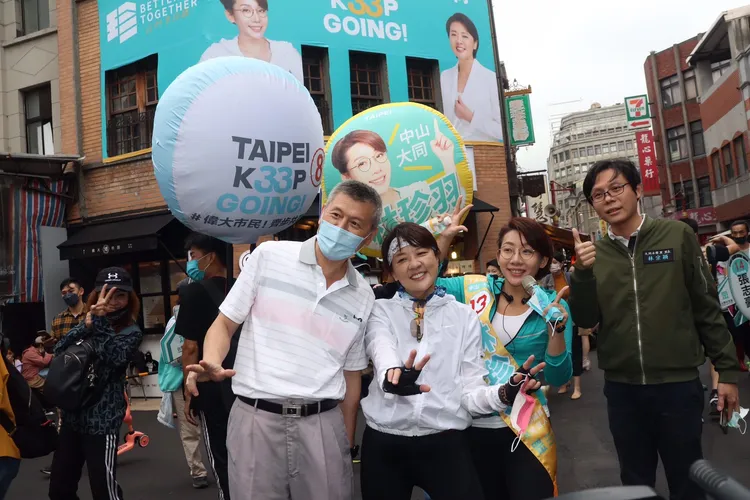 現場支持者熱情合照。彭欣偉攝