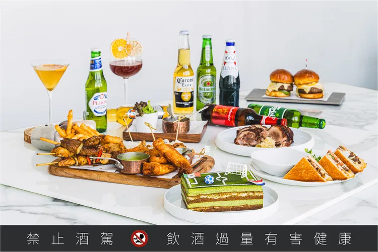 主廚Josh針對世足賽參與國家的特色，設計出許多下酒餐點；也有甜點主廚戴峻弘「世足提拉米蘇」甜點。業者提供
