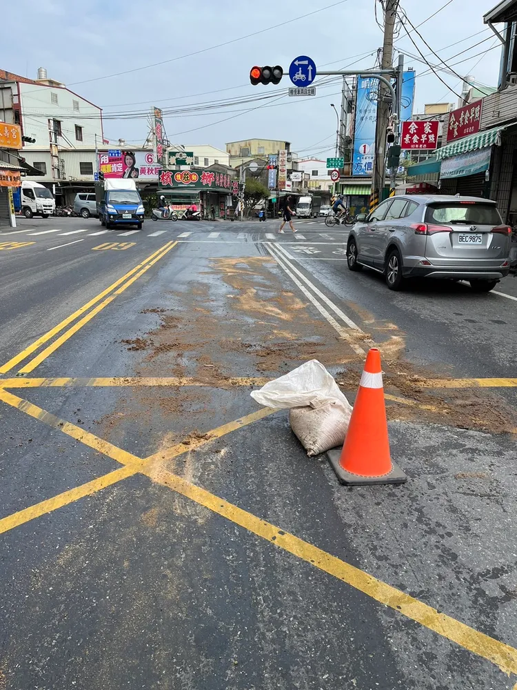 陳男駕駛的吊車漏油，造成路面出大片油漬。讀者提供