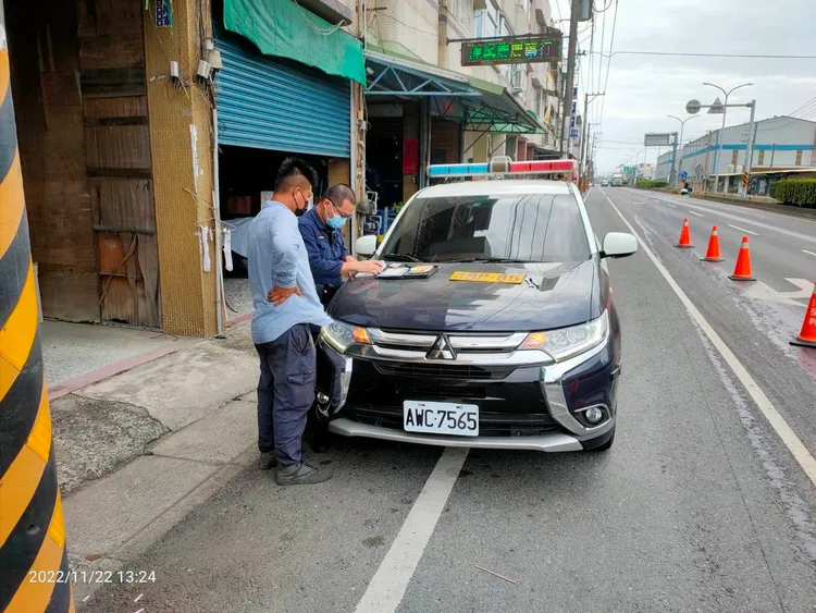 警方對陳姓男子開出紅單。讀者提供
