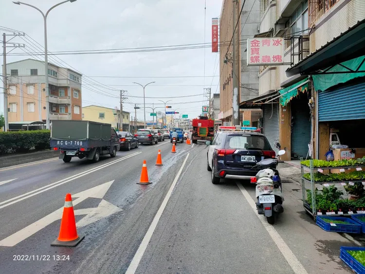 警方派人在現場疏導交通。讀者提供