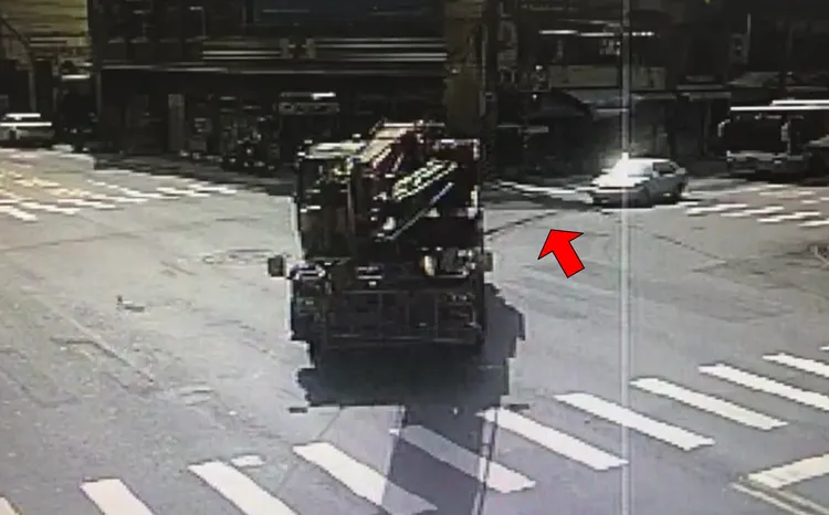 陳男駕駛的吊車沿路漏油，路面出現油漬（紅色箭頭處）。讀者提供