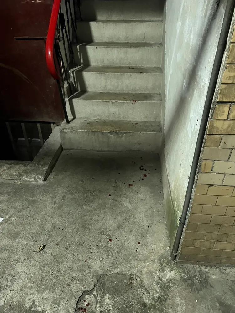 施男傷後自行就醫，現場遺留下血跡。翻攝畫面