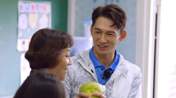 温昇豪節目中重返小學校園生活。MyVideo提供
