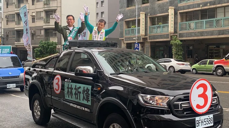 台中市西屯區3號市議員候選人林祈烽爭取連任，今天一早也跟著戰車掃街。曾雪蒨攝