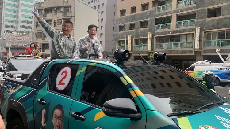 民進黨台中市長候選人2號蔡其昌今天在競總總幹事暨立委張廖萬堅陪同下，進行車隊掃街。曾雪蒨攝