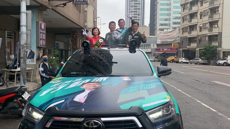 蔡其昌今天上午西屯戰車掃街拜票由立委張廖萬堅，爭取連任的西屯區市議員陳淑華、林祈烽陪同戰車掃街。曾雪蒨攝