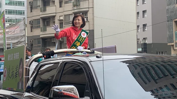 西屯區4號市議員候選人陳淑華爭取連任，今早陪同同黨市長候選人蔡其昌車隊掃街。曾雪蒨攝