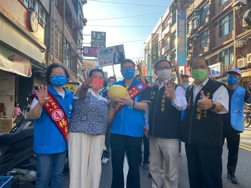 竹縣新豐鄉夜市拜票市場掃街　楊文科把握黃金周全力拉票