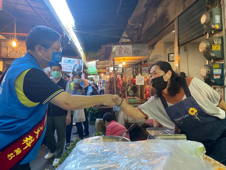 楊文科拜票。楊文科競辦提供