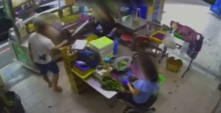 李姓男子先拿著鋁棒嗆女店員並敲打桌面。讀者提供