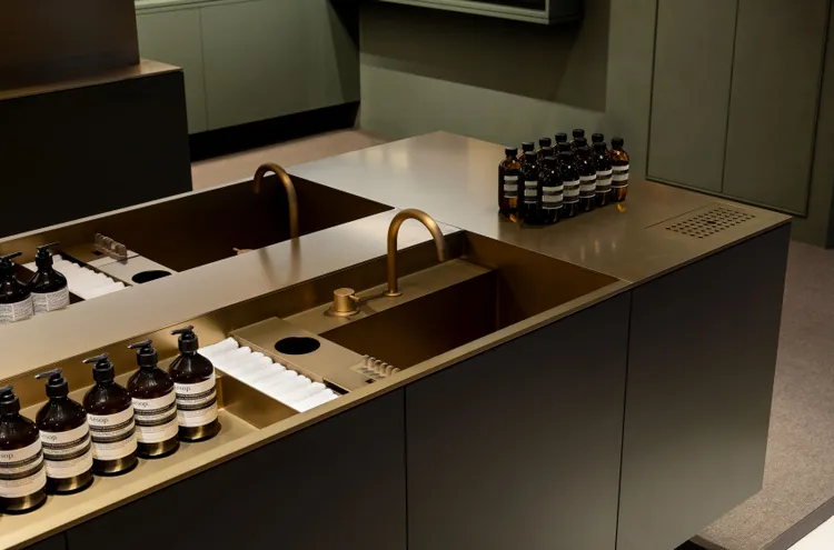 店內水槽以舊黃銅製成。品牌提供