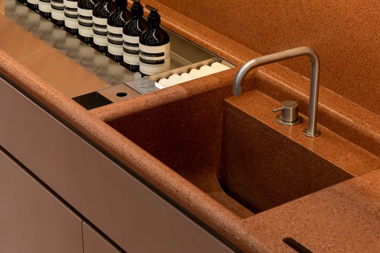 水槽檯面以磨石子元素搭配不鏽鋼，呼應鹽埕區公有傳統市場的櫃位。品牌提供