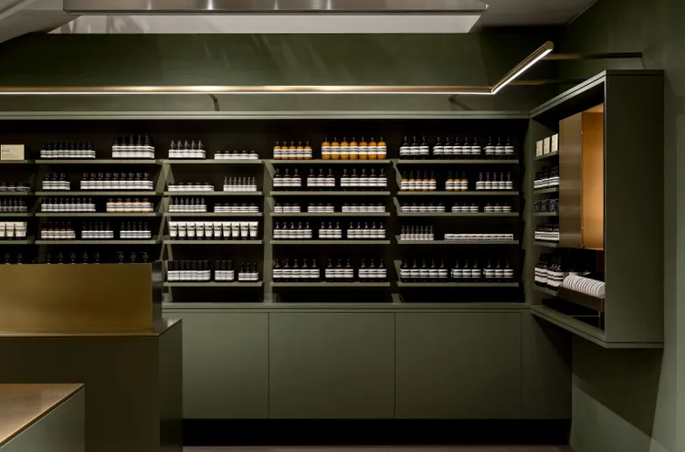 牆面材質回收自人造儲水系統的淤泥。品牌提供