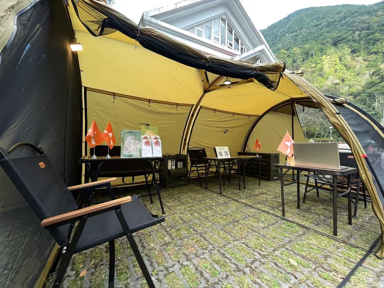 八仙山臨時服務中心採大型隧道帳搭配野營家具，營造絕美戶外風格。東勢林管處提供