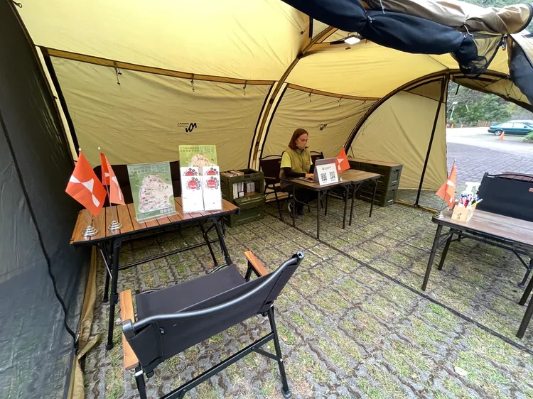 八仙山臨時服務中心，營造露營風格。東勢林管處提供