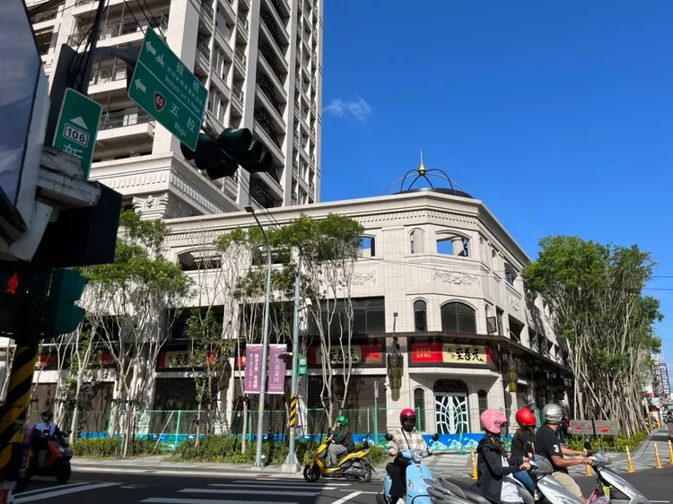 新莊都更爆發讓老商圈改頭換面。楊明峰攝