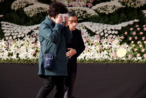 梨泰院踩踏事故白髮送黑髮　父親喪禮上哭罵「壞孩子！怎麼可以先死！」