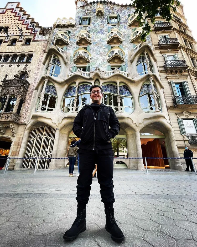 藝術家雷菲克阿納多爾擅長運用數位多媒體呈現作品。翻攝refikanadol IG