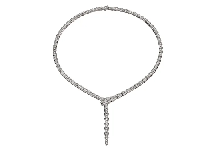 芭碧迪樂芬妮配搭的寶格麗Serpenti 18K白金鑽石項鍊，約245萬5000元。品牌提供