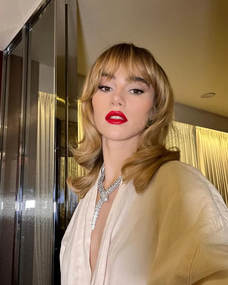 蘇琦瓦特豪斯佩戴寶格麗Serpenti頂級18K白金鑽鍊，流露冶豔奢華氣息。翻攝sukiwaterhouse IG