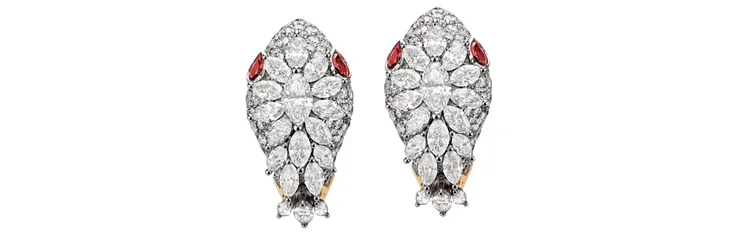 芭碧迪樂芬妮配搭的Serpenti 18K白金紅寶鑽石耳環，約280萬元。品牌提供