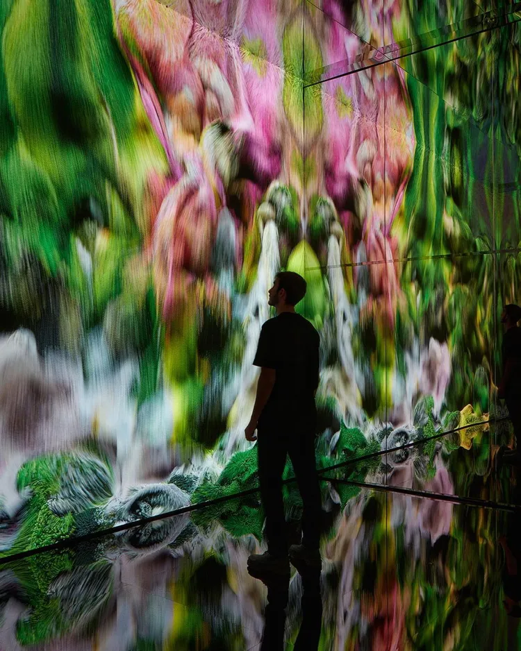 Serpenti by Refik Anadol展覽內以數位多媒體表現藝術家雷菲克阿納多爾拍攝的自然景色照片。翻攝bulgari IG