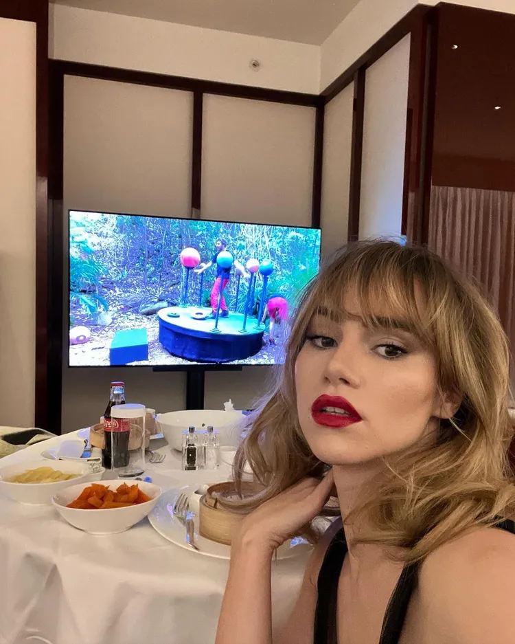 比起蘇琦瓦特豪斯的美貌，她的姊妹淘「牙縫名模」喬治亞梅潔格更在意她後方電視裡上演的節目。翻攝sukiwaterhouse IG