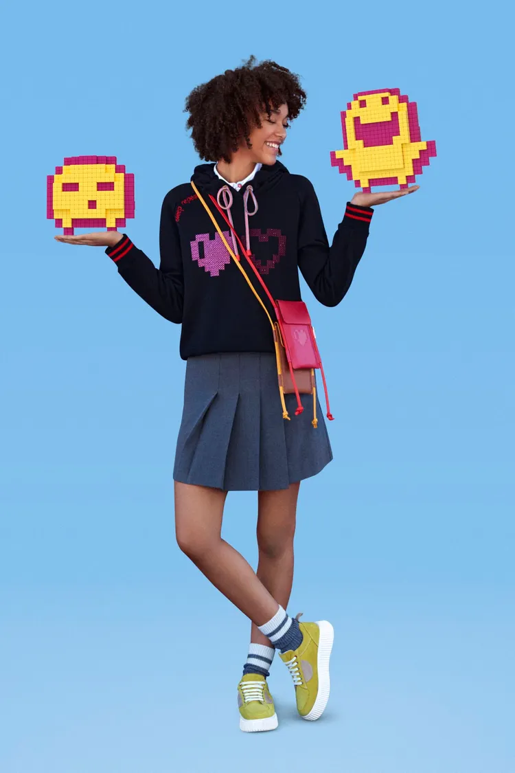 Tamagotchi in Paris系列運用串珠、刺繡工藝勾勒縫綴或嵌飾電子雞圖案於服裝和配飾上。品牌提供