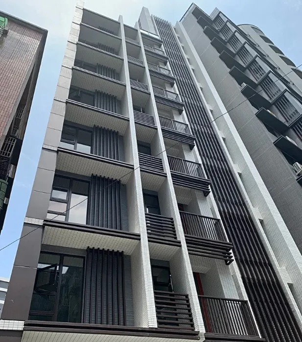 北宜路一段近年推案多為區域型建商的產品，普遍規劃2、3房，例如預售案「品碧潭」榜鄰近捷運新店站、戶戶挑高3米6的精工美宅。翻攝售屋平台