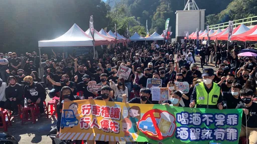 谷关500辆CB重机车聚 警逮机会摆摊「交通宣导」念念经