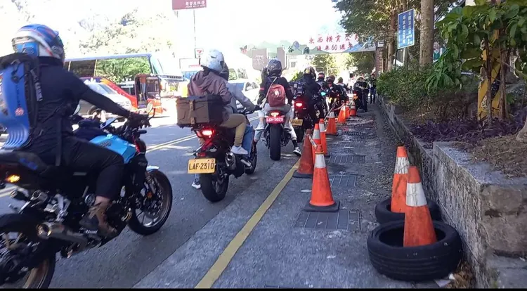 全省CB重機500台齊聚谷關，上午車友陸續到達龍谷牌樓前報到。李陳信得攝