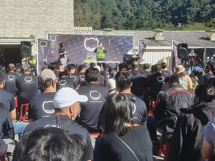 活動會場擠滿了參加的重機騎士，聽取警員宣導交通安全。李陳信得攝