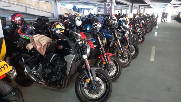 500多輛重機整齊劃一的排列在會場旁。李陳信得攝