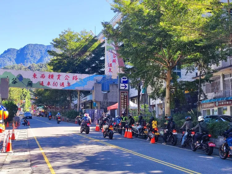 重機騎士在牌樓前登記進場。李陳信得攝