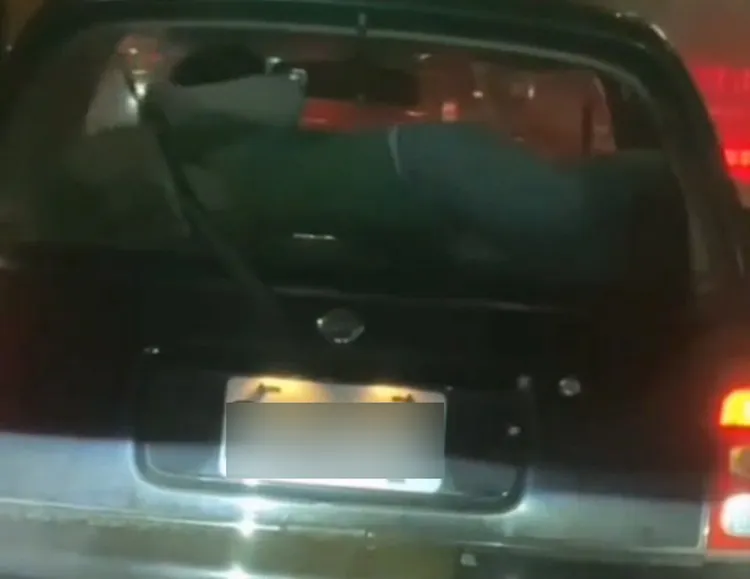 後行李廂擋板躺臥一個人。翻攝社會事新聞影音